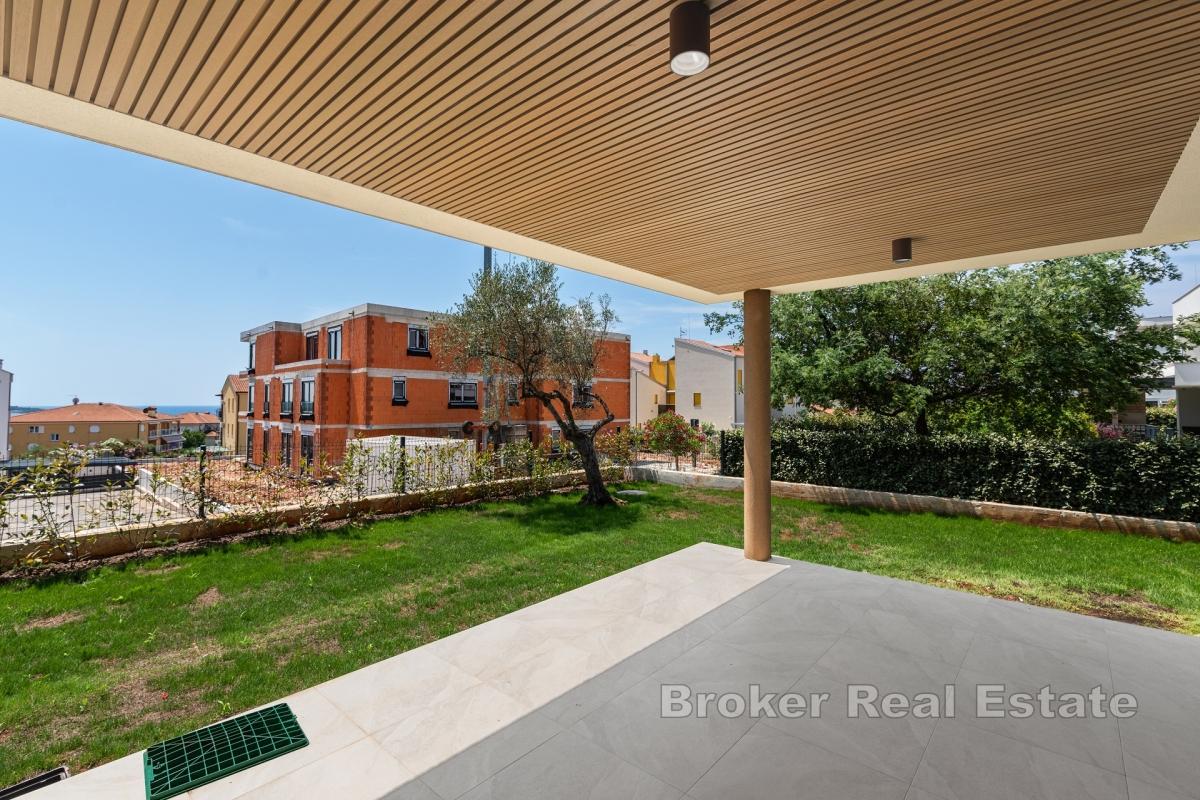 Appartamento di lusso con giardino e vista mare