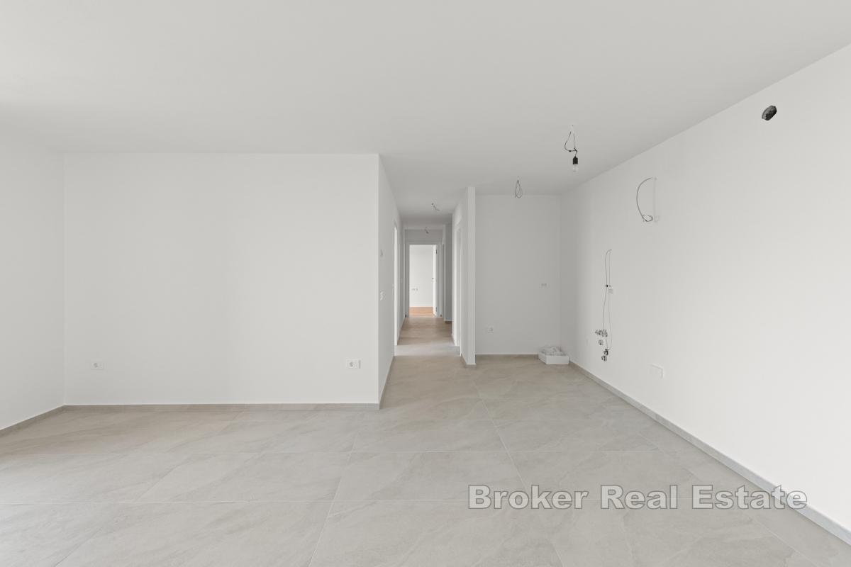 Stan s predivnim vrtom i pogledom na more