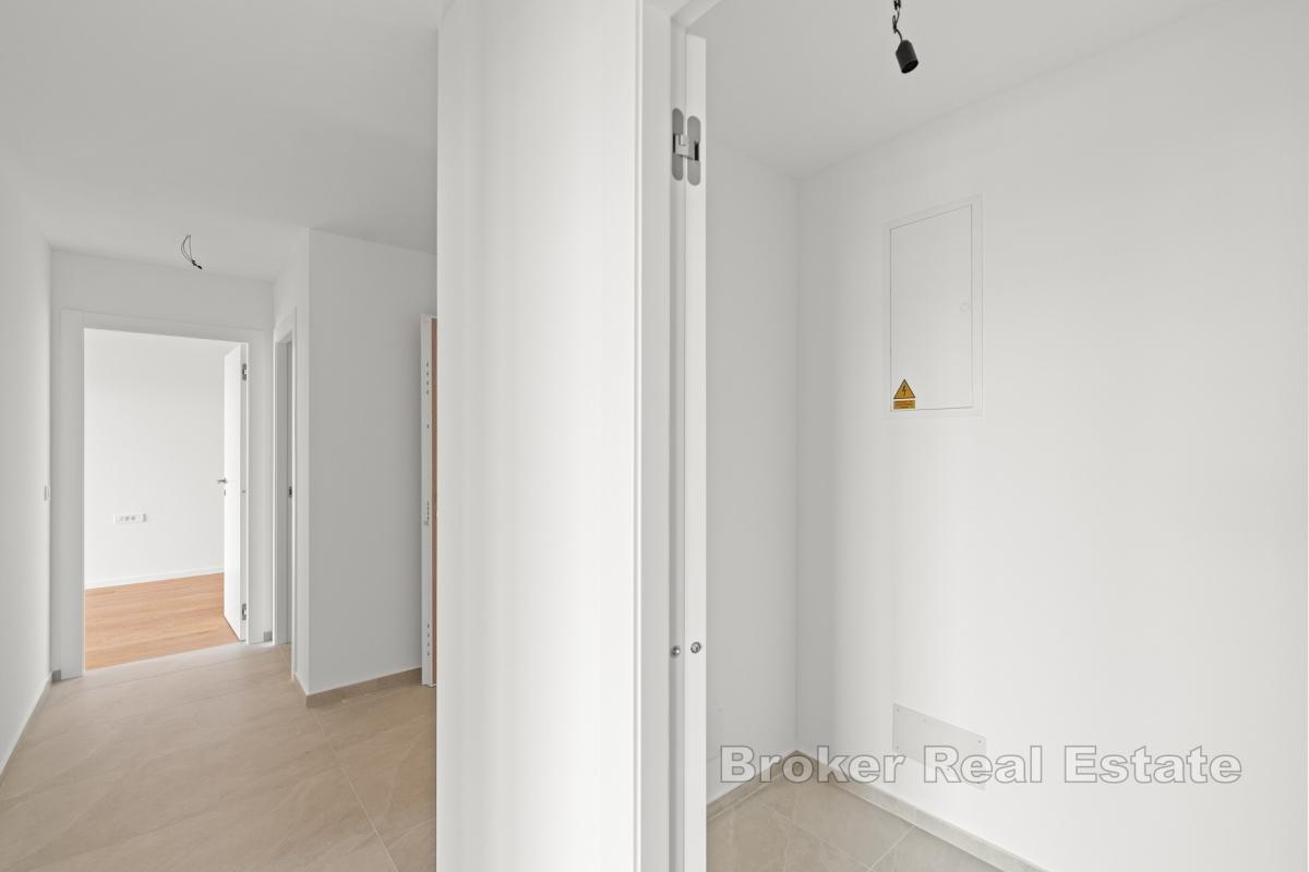 Stan s predivnim vrtom i pogledom na more