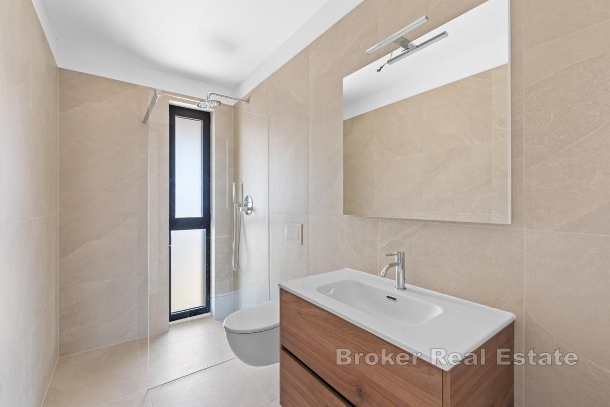 Stan s predivnim vrtom i pogledom na more