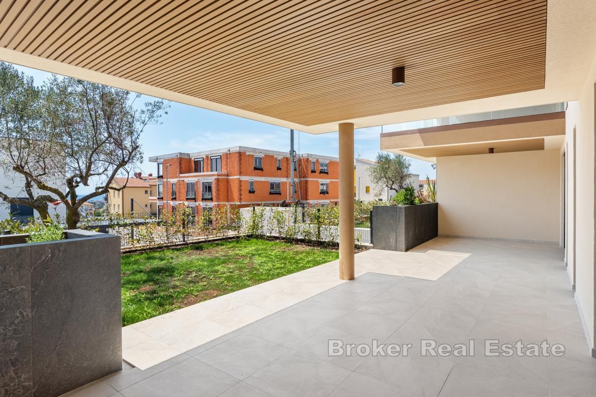 Stan s predivnim vrtom i pogledom na more