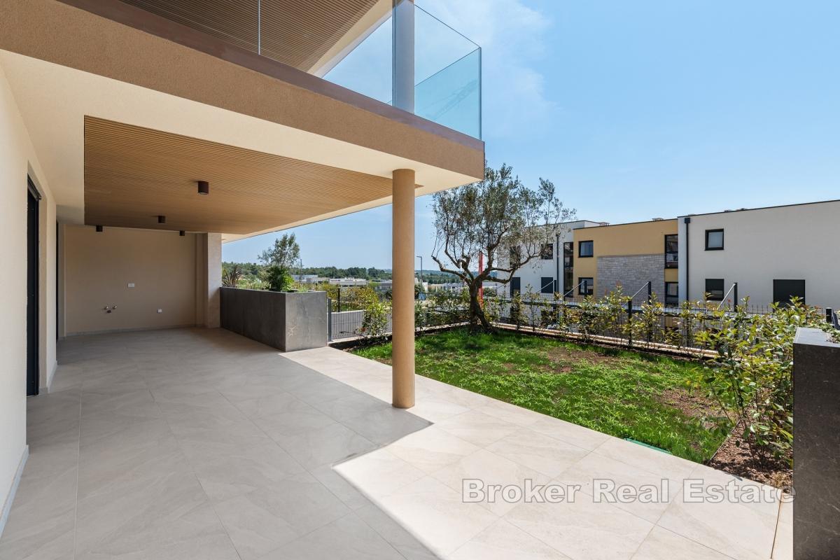 Stan s predivnim vrtom i pogledom na more