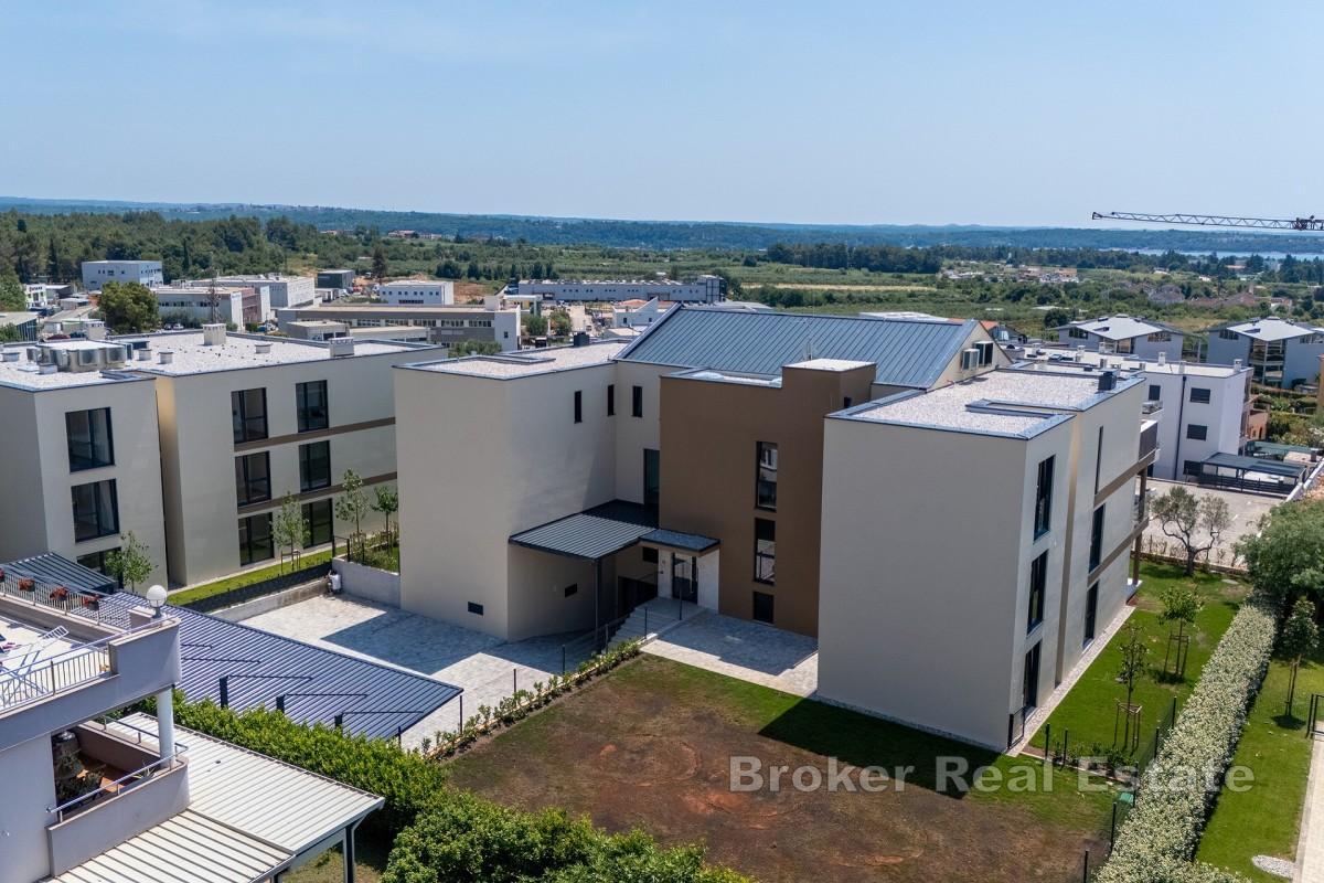 Apartament na pierwszym piętrze z zadaszonym tarasem i widokiem na morze