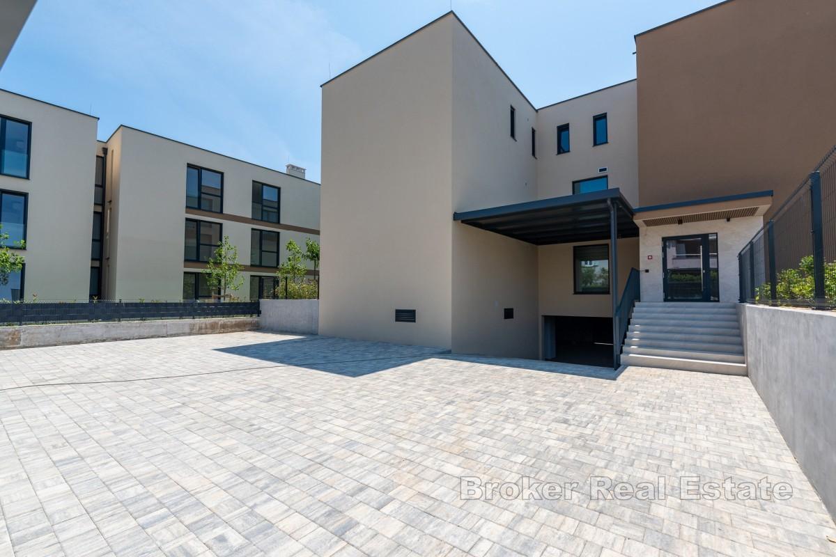 Apartament na pierwszym piętrze z zadaszonym tarasem i widokiem na morze