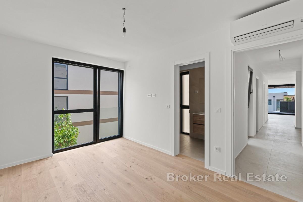 Apartament na pierwszym piętrze z zadaszonym tarasem i widokiem na morze