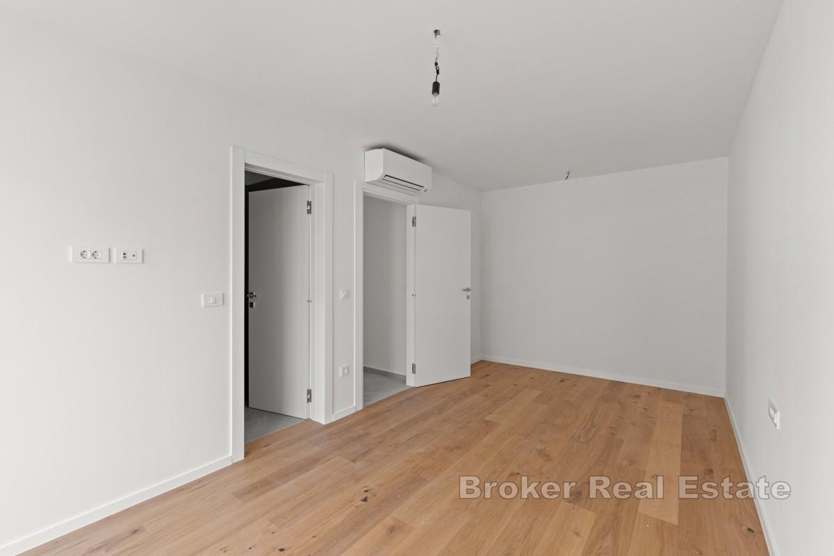 Apartament na pierwszym piętrze z zadaszonym tarasem i widokiem na morze