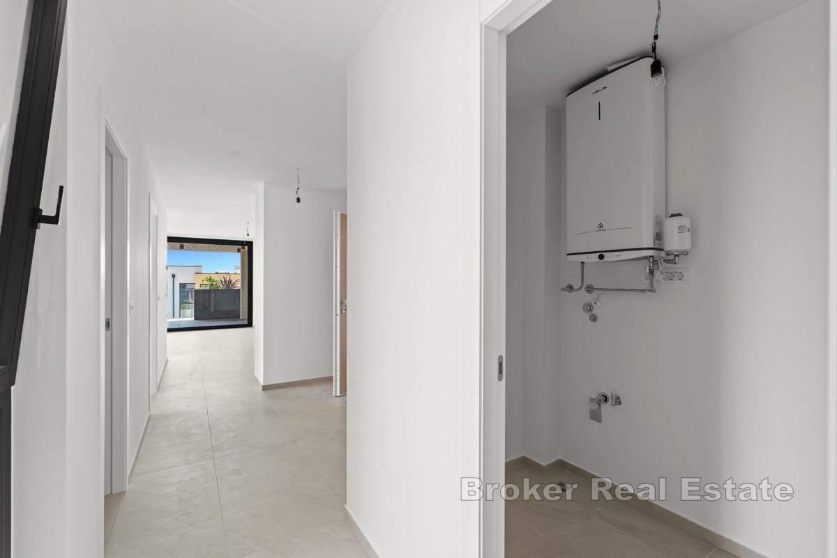 Apartament na pierwszym piętrze z zadaszonym tarasem i widokiem na morze