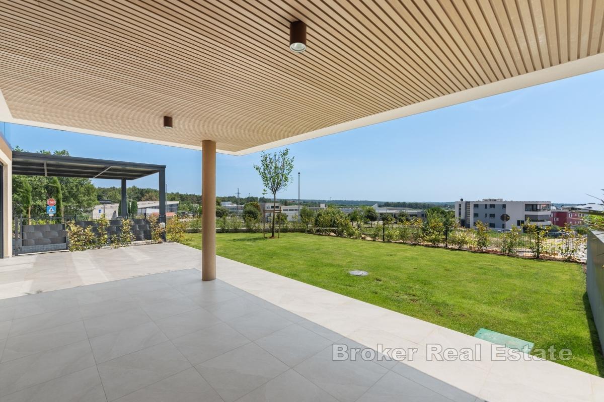 Wohnung mit großzügigem Garten und Meerblick