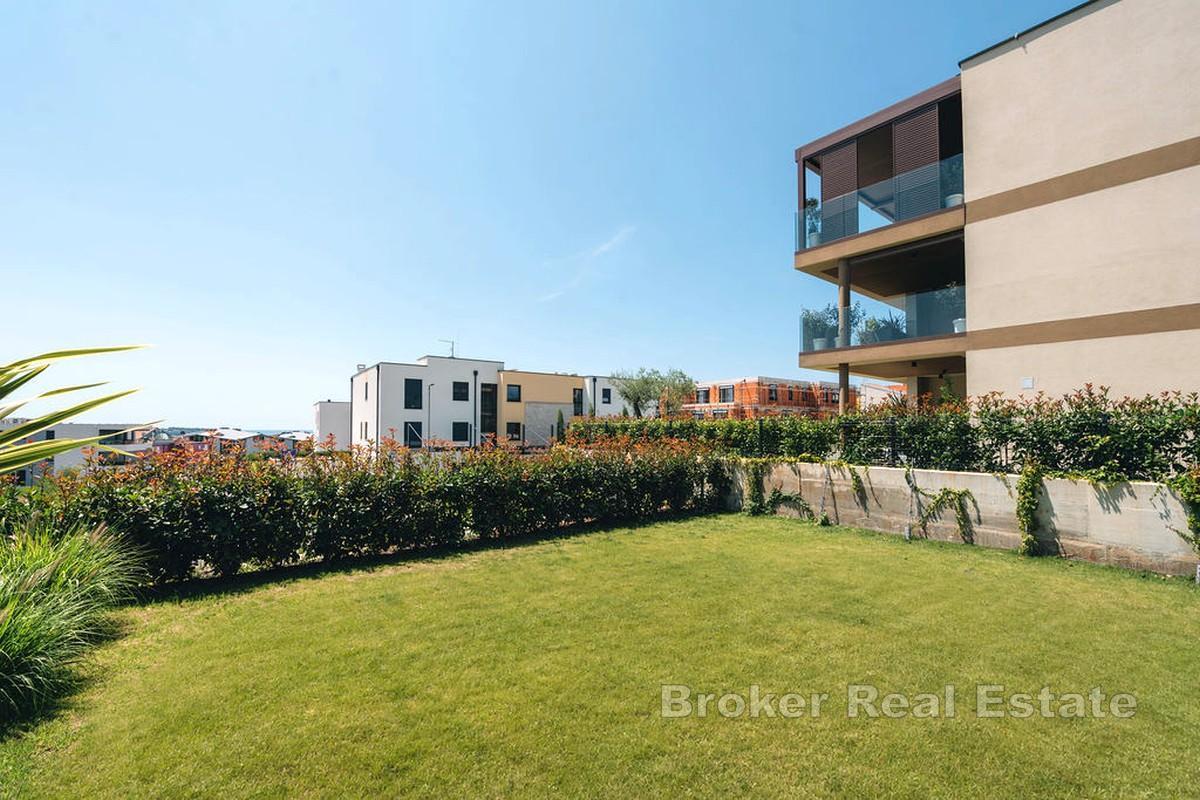 Apartmán s priestrannou záhradou a výhľadom na more