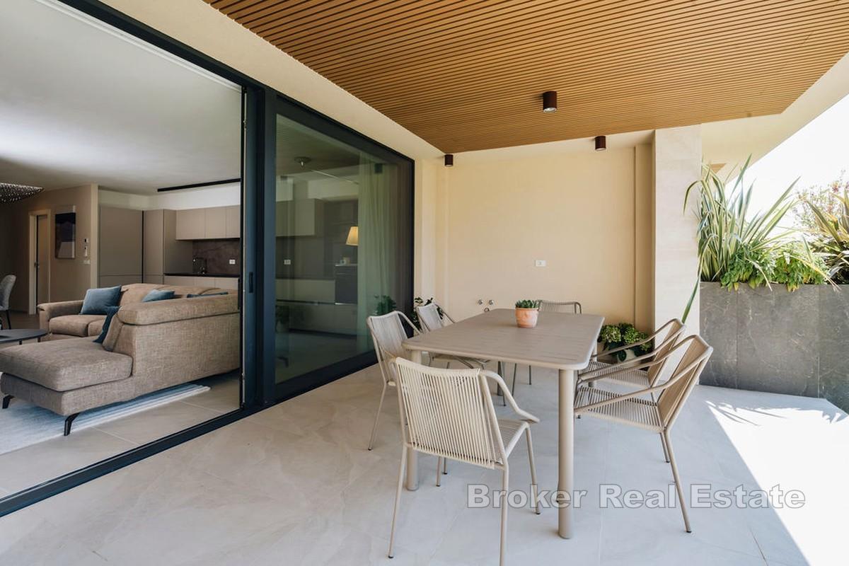 Apartmán s priestrannou záhradou a výhľadom na more