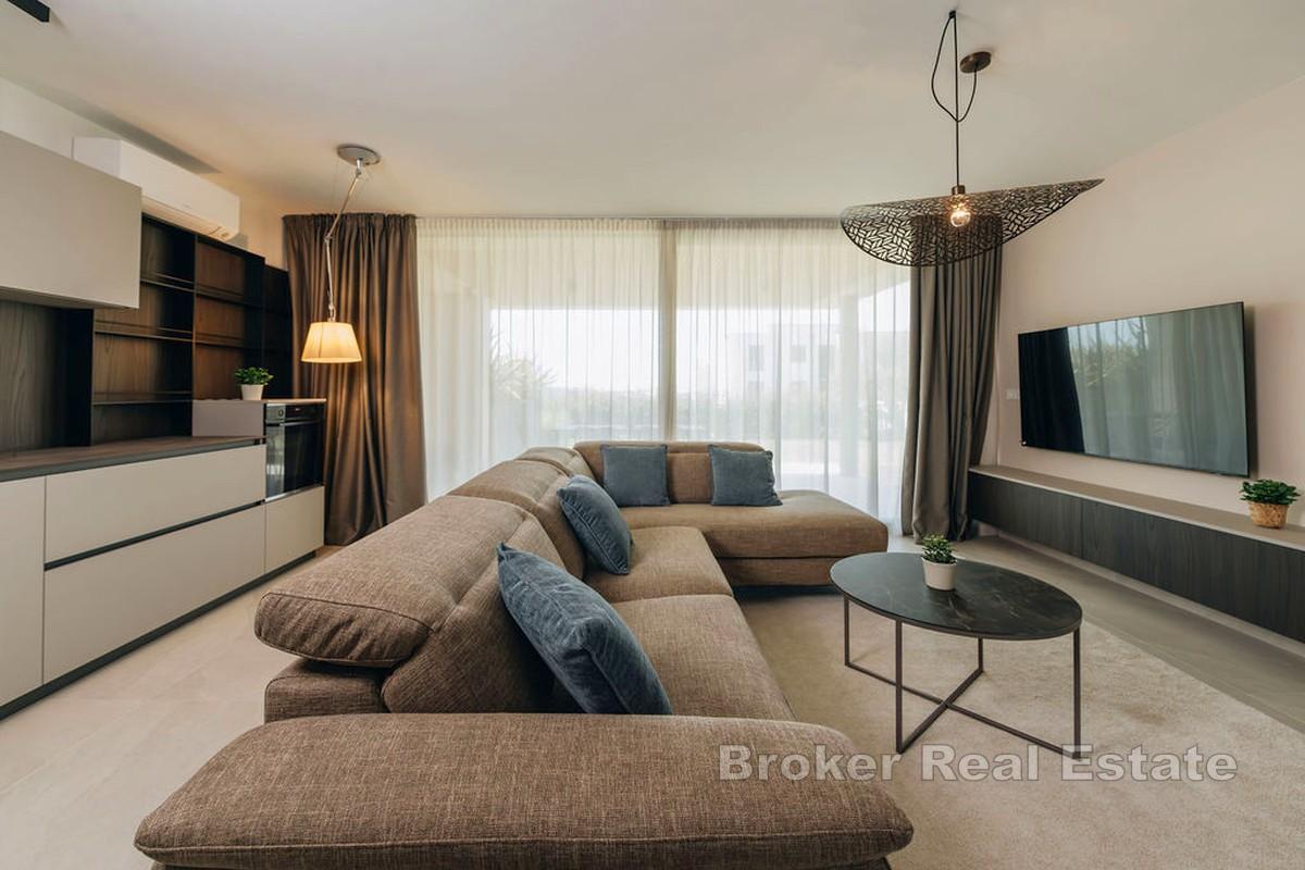 Apartmán s priestrannou záhradou a výhľadom na more