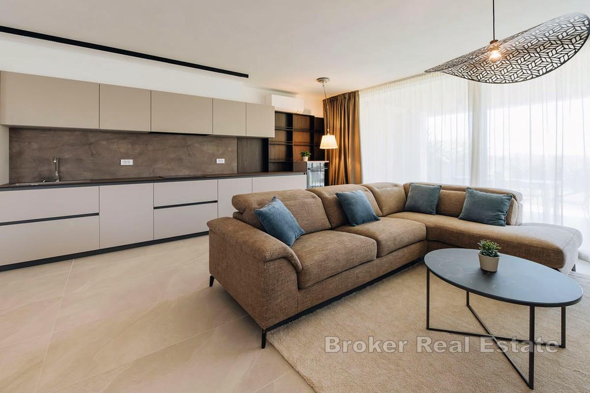 Apartmán s priestrannou záhradou a výhľadom na more