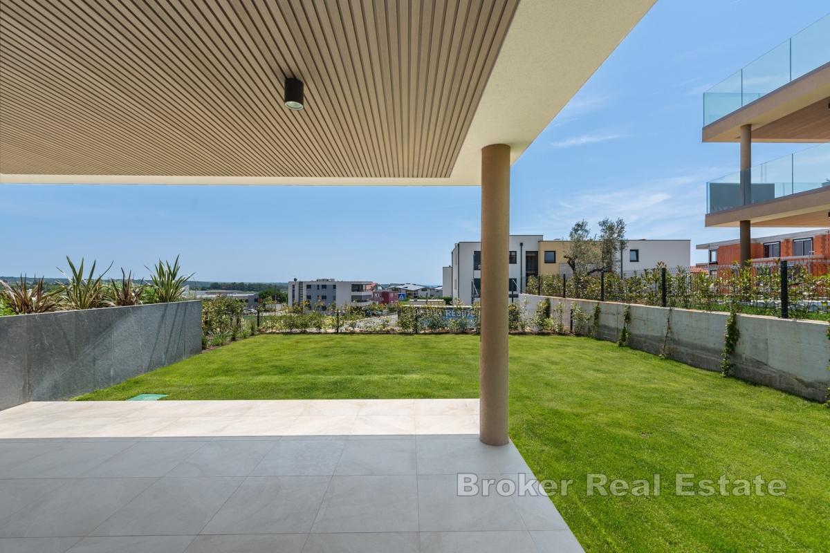 Modern lägenhet med privat trädgård