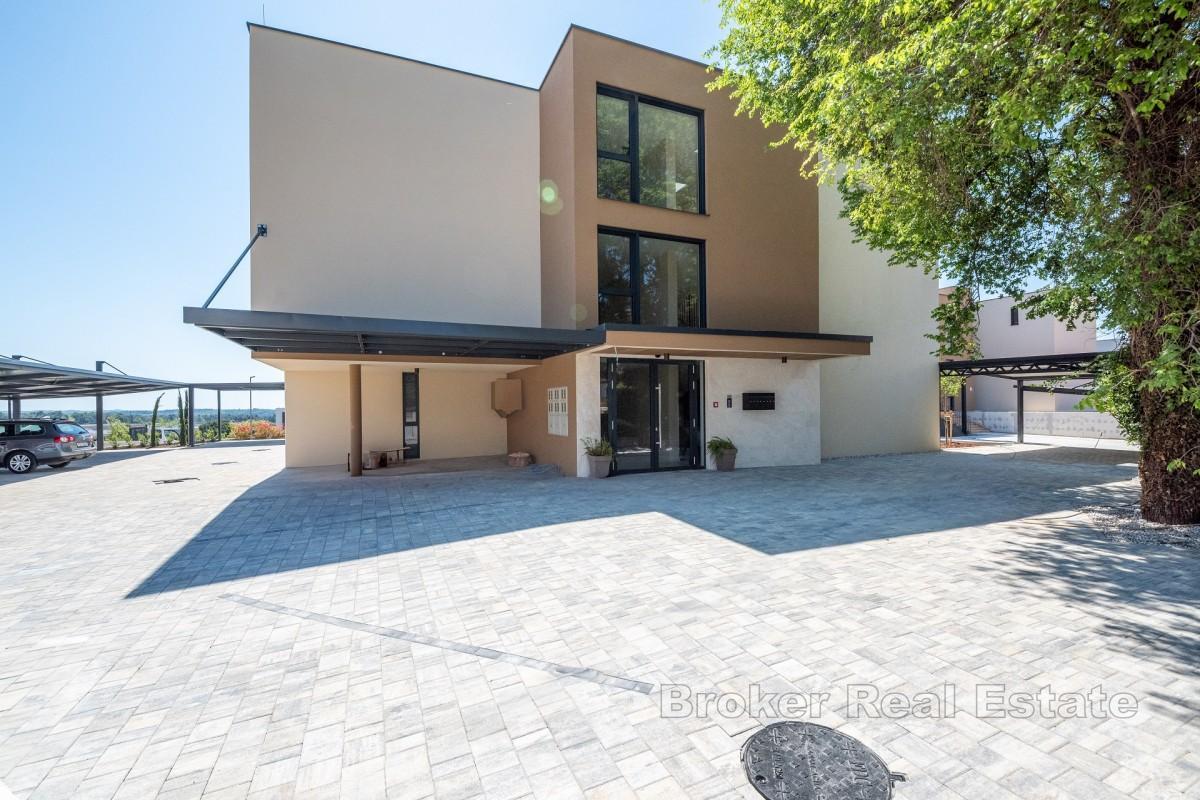Nowoczesny apartament z trzema sypialniami z tarasem i widokiem na morze