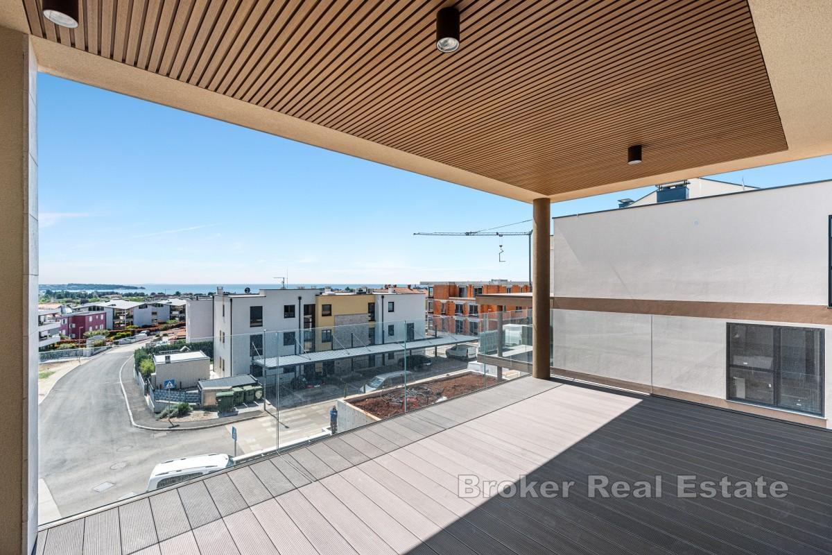 Nowoczesny apartament z trzema sypialniami z tarasem i widokiem na morze