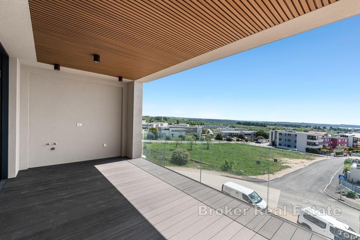 Moderne treroms leilighet med terrasse og havutsikt