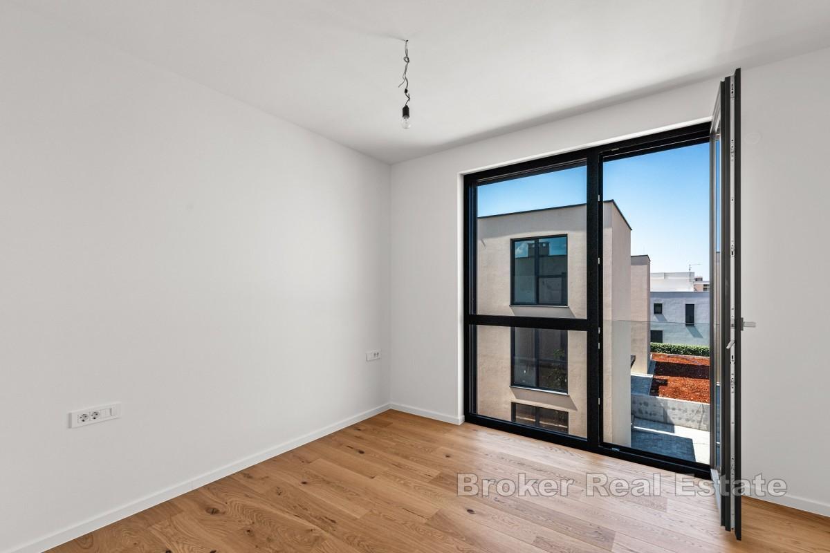 Nowoczesny apartament z trzema sypialniami z tarasem i widokiem na morze