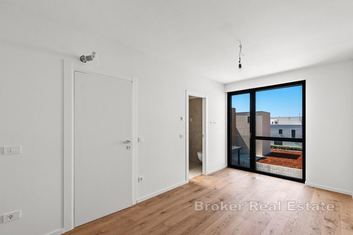 Nowoczesny apartament z trzema sypialniami z tarasem i widokiem na morze