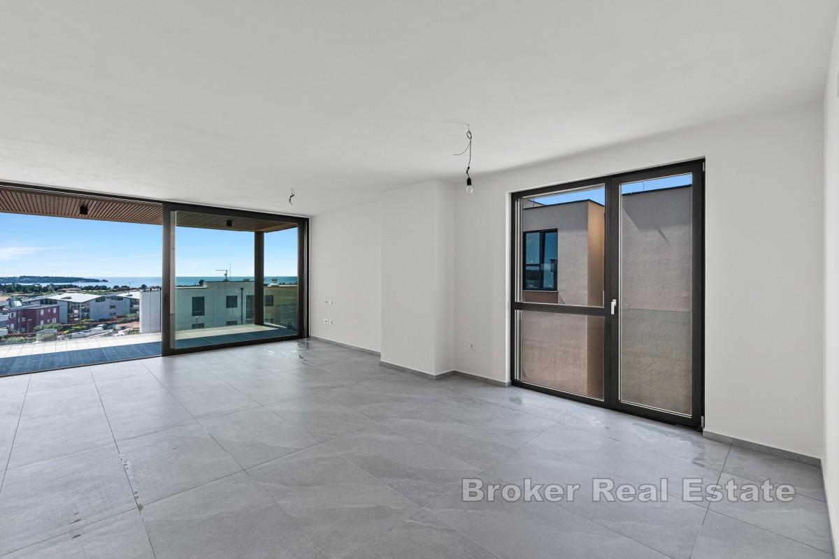 Nowoczesny apartament z trzema sypialniami z tarasem i widokiem na morze