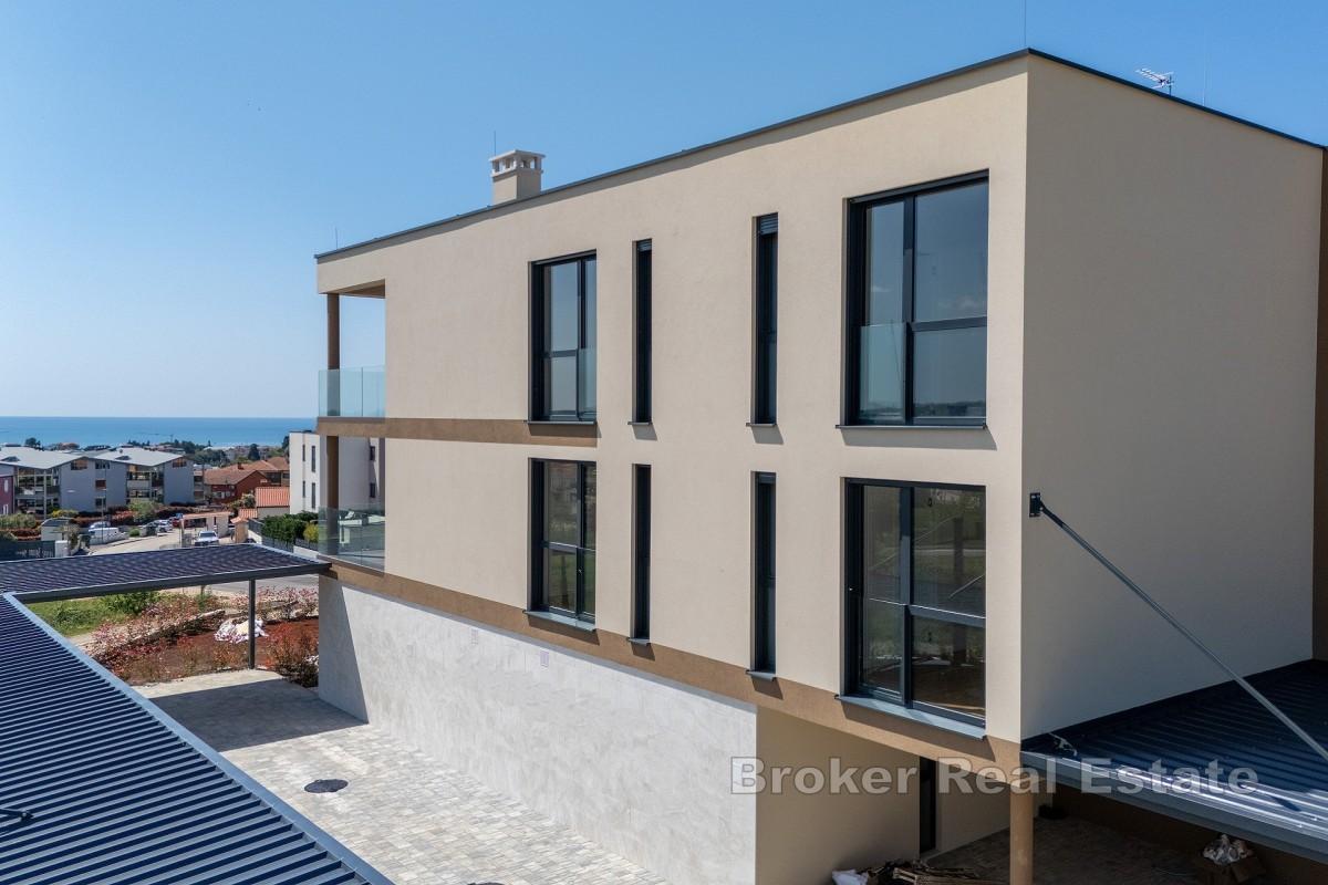 Moderný jednoizbový apartmán s priestrannou terasou a výhľadom na more