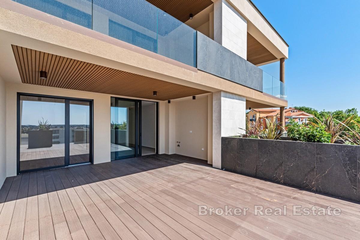 Moderno appartamento con una camera da letto, ampia terrazza e vista mare