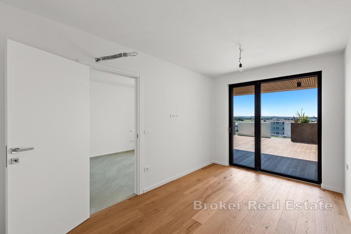 Moderný jednoizbový apartmán s priestrannou terasou a výhľadom na more