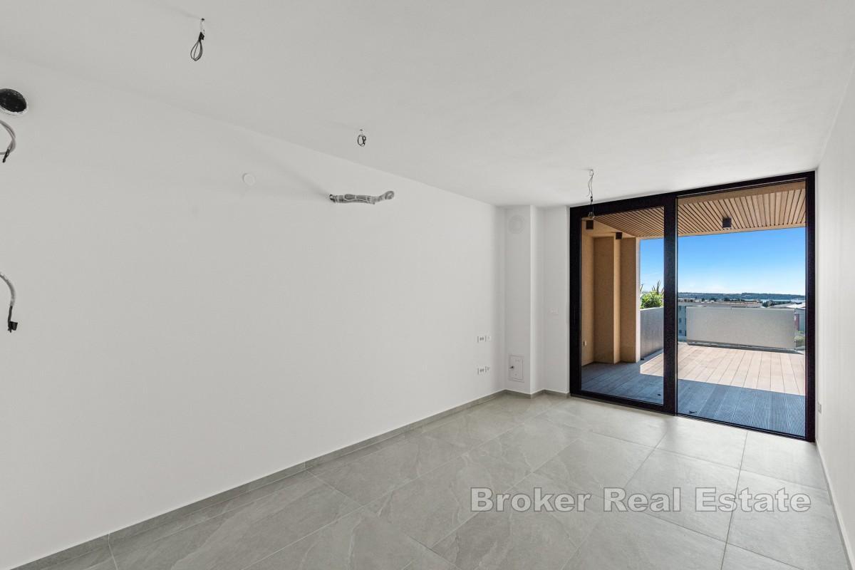 Moderný jednoizbový apartmán s priestrannou terasou a výhľadom na more