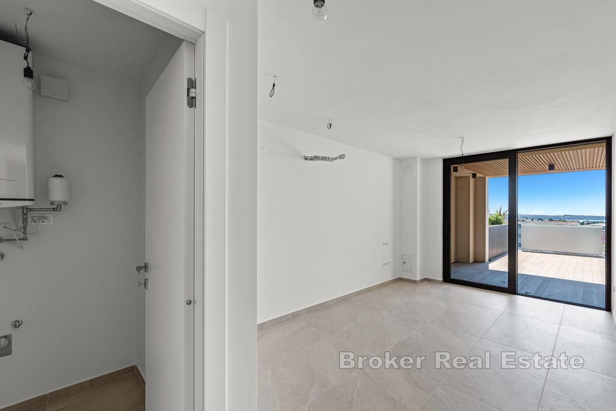 Moderný jednoizbový apartmán s priestrannou terasou a výhľadom na more