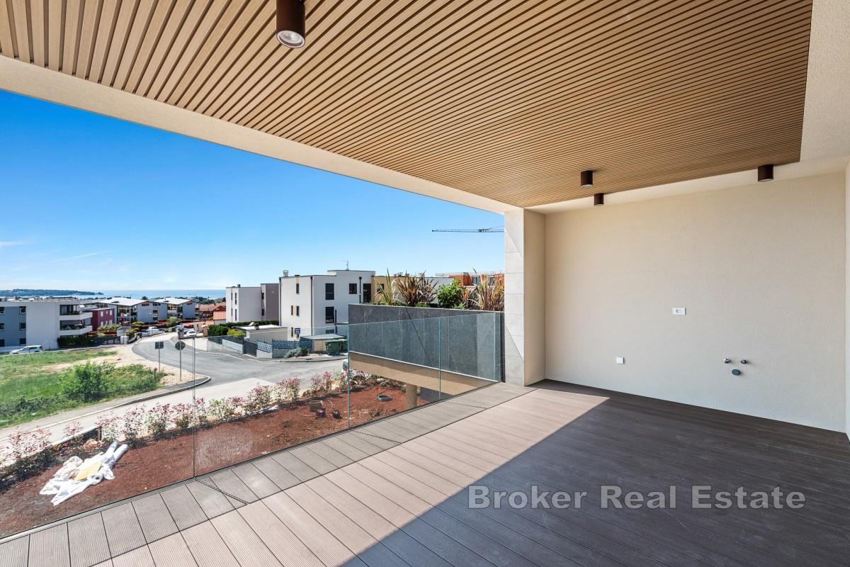 Piękny apartament z dwiema sypialniami, przestronnym tarasem i widokiem na morze