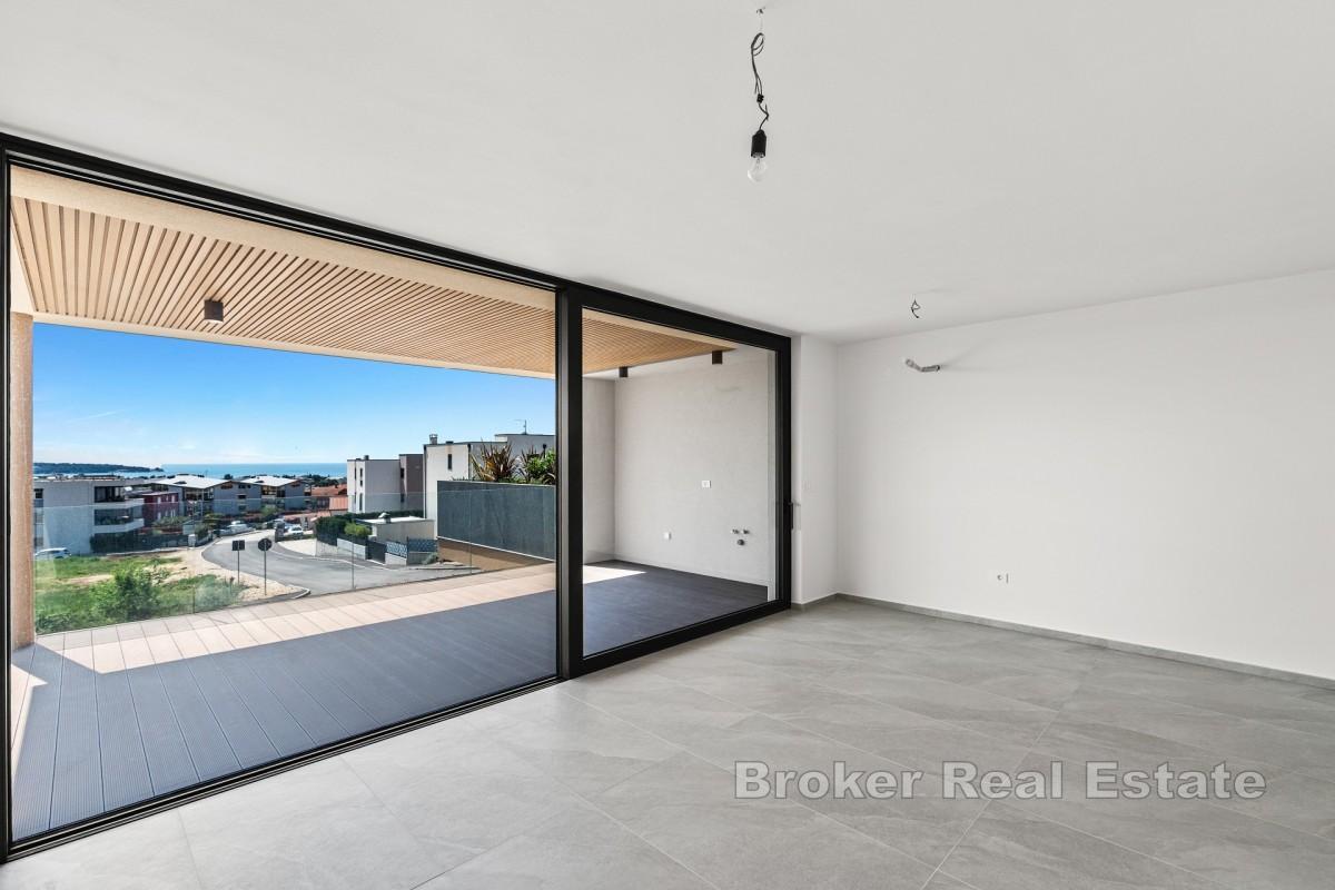 Piękny apartament z dwiema sypialniami, przestronnym tarasem i widokiem na morze