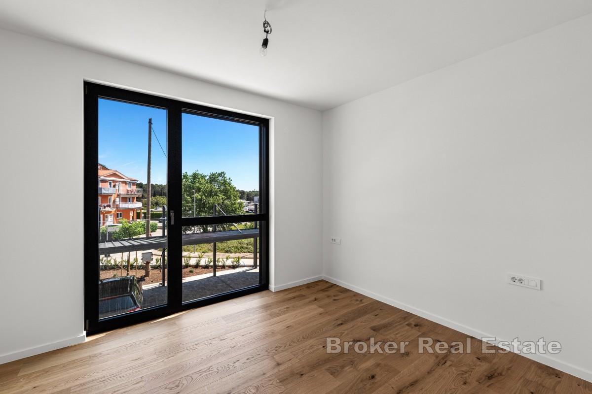 Piękny apartament z dwiema sypialniami, przestronnym tarasem i widokiem na morze