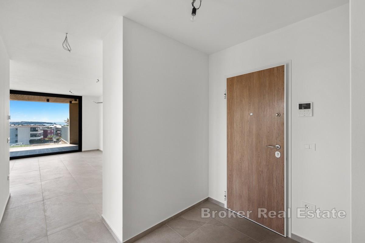 Piękny apartament z dwiema sypialniami, przestronnym tarasem i widokiem na morze