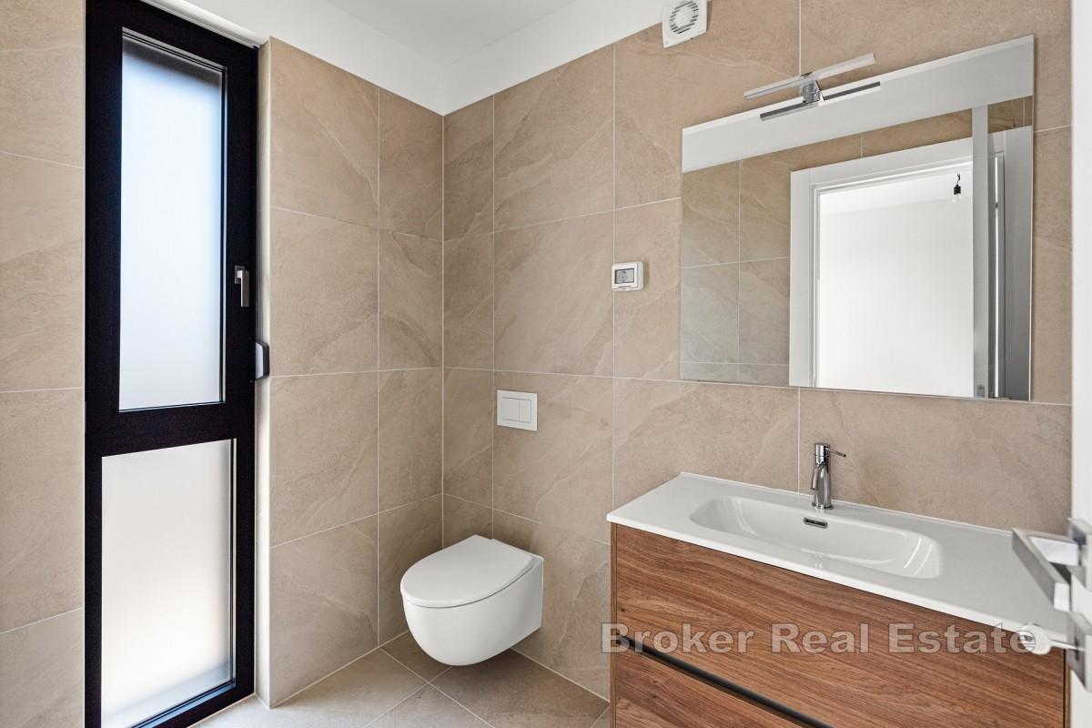 Piękny apartament z dwiema sypialniami, przestronnym tarasem i widokiem na morze