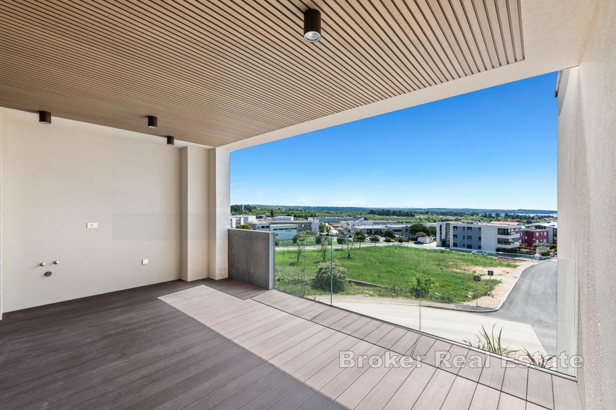 Elegancki apartament z jedną sypialnią, tarasem i widokiem na morze