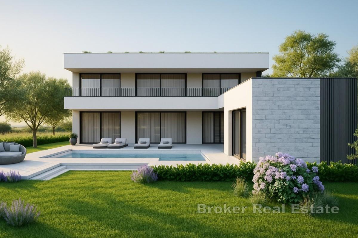 Modern villa med pool och takterrass nära havet