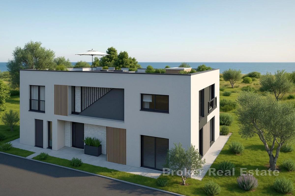 Modern villa med pool och takterrass nära havet