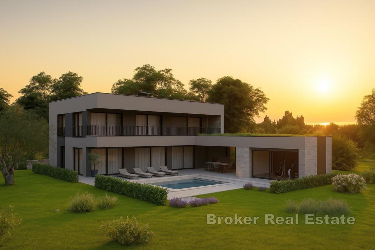 Modern villa med pool och takterrass nära havet