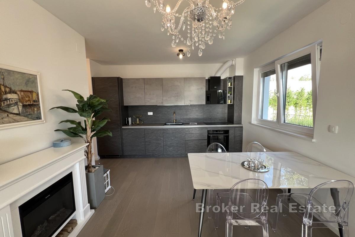 Elegantni moderni apartman s velikom terasom