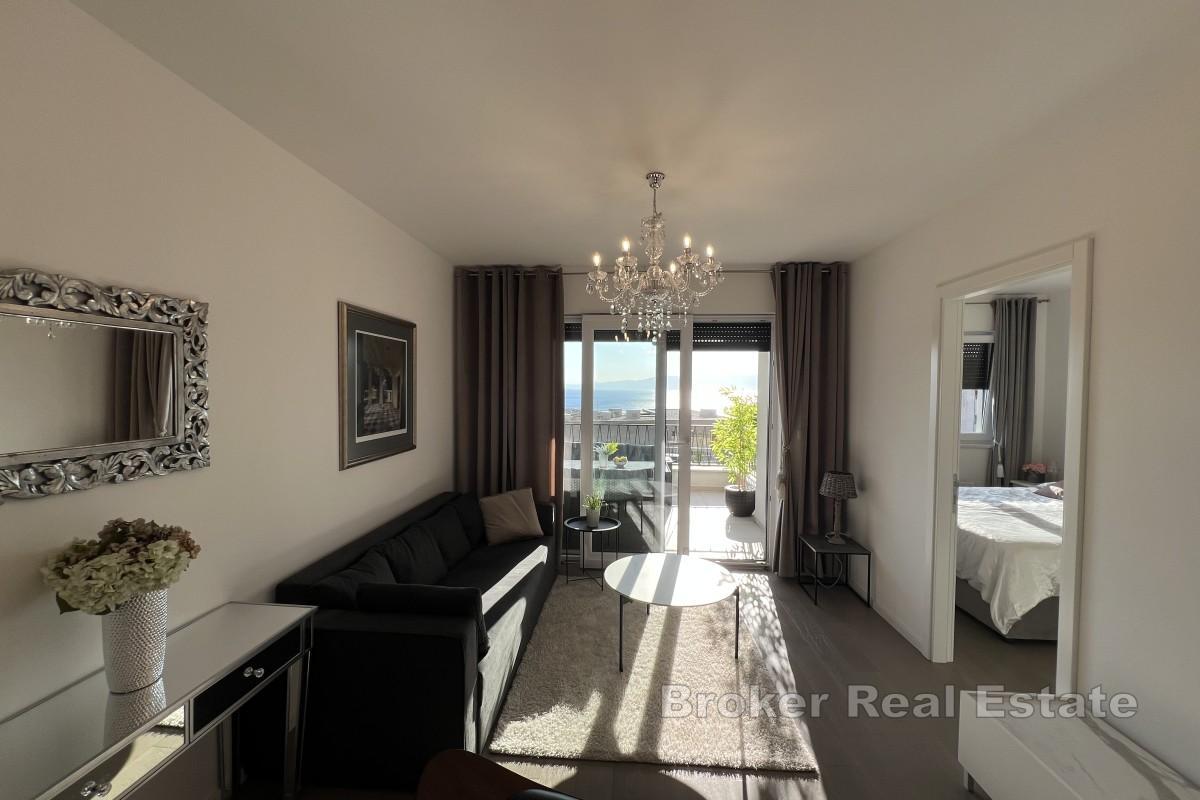 Elegantni moderni apartman s velikom terasom