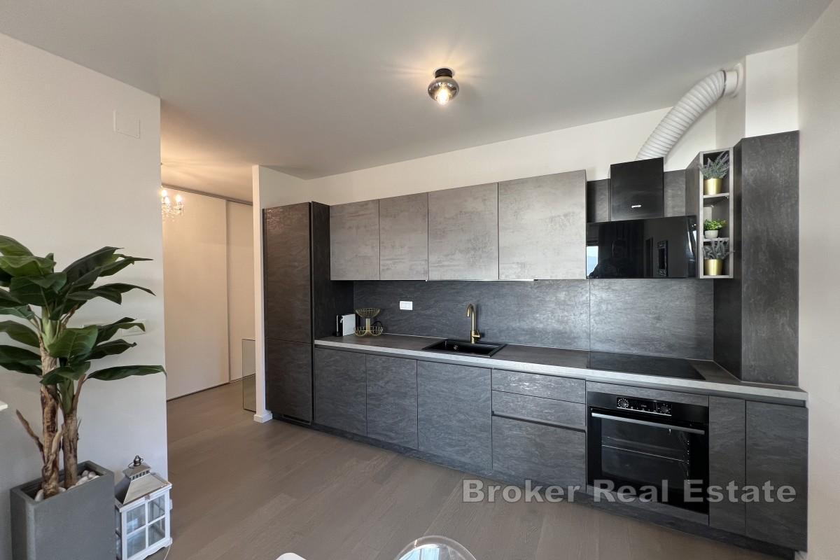 Elegantni moderni apartman s velikom terasom