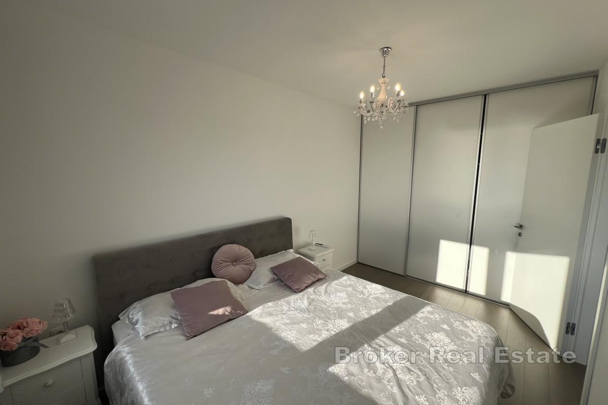 Elegantni moderni apartman s velikom terasom