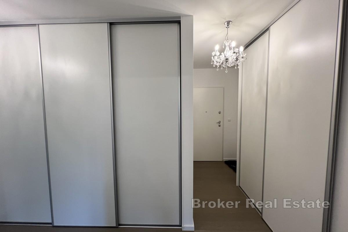 Elegantni moderni apartman s velikom terasom