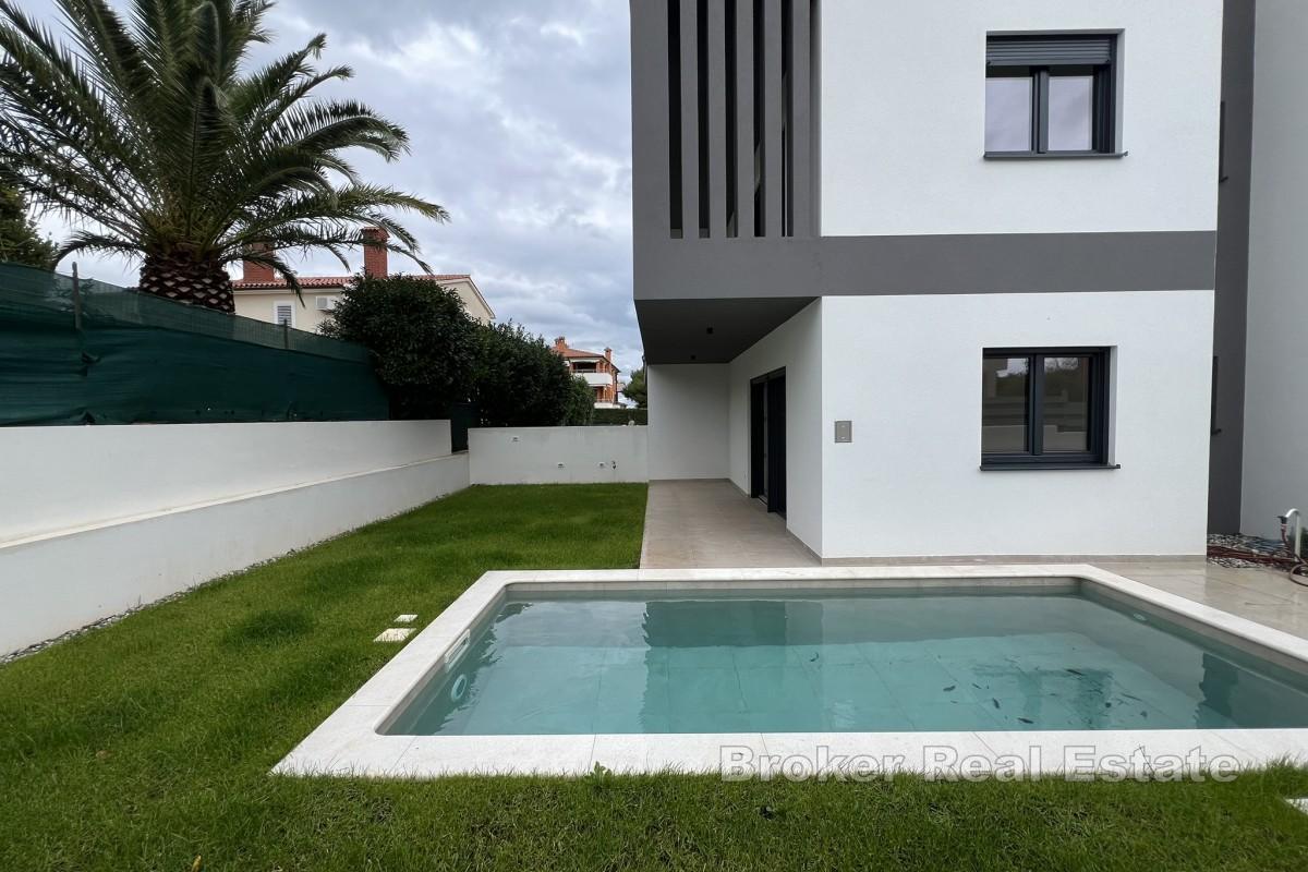 Appartement exclusif avec jardin et piscine privés à Premantura