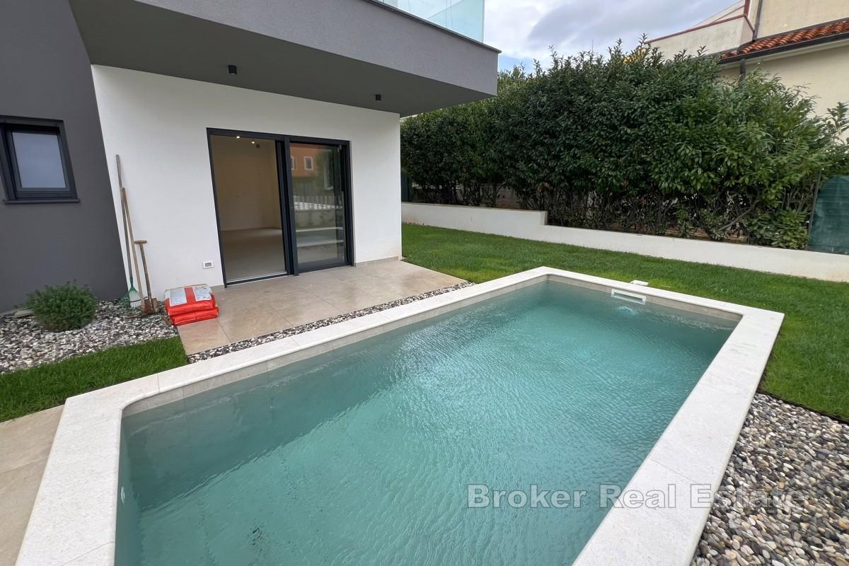 Apartament na parterze z basenem, dwiema sypialniami i prywatnym ogrodem