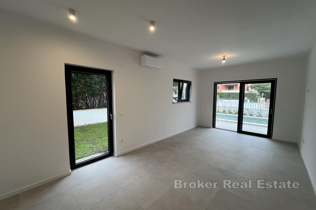 Apartament na parterze z basenem, dwiema sypialniami i prywatnym ogrodem