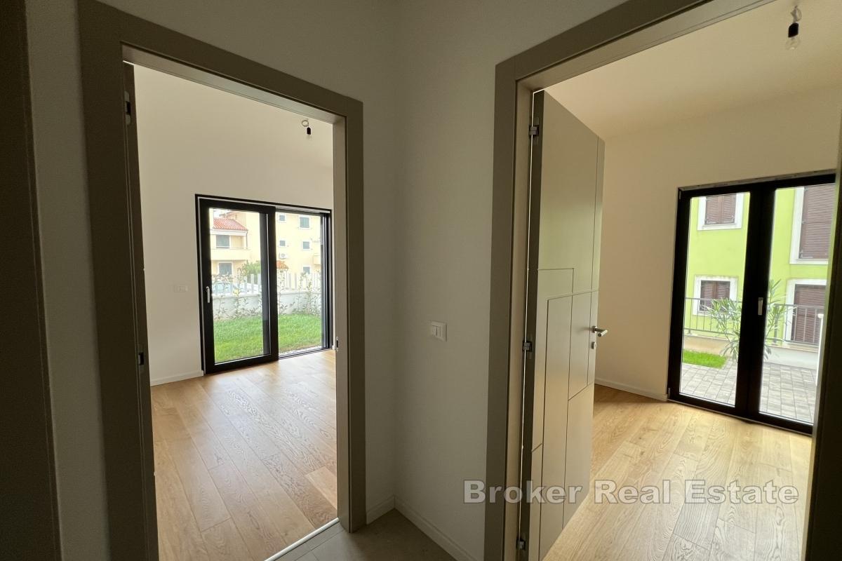 Apartament na parterze z basenem, dwiema sypialniami i prywatnym ogrodem