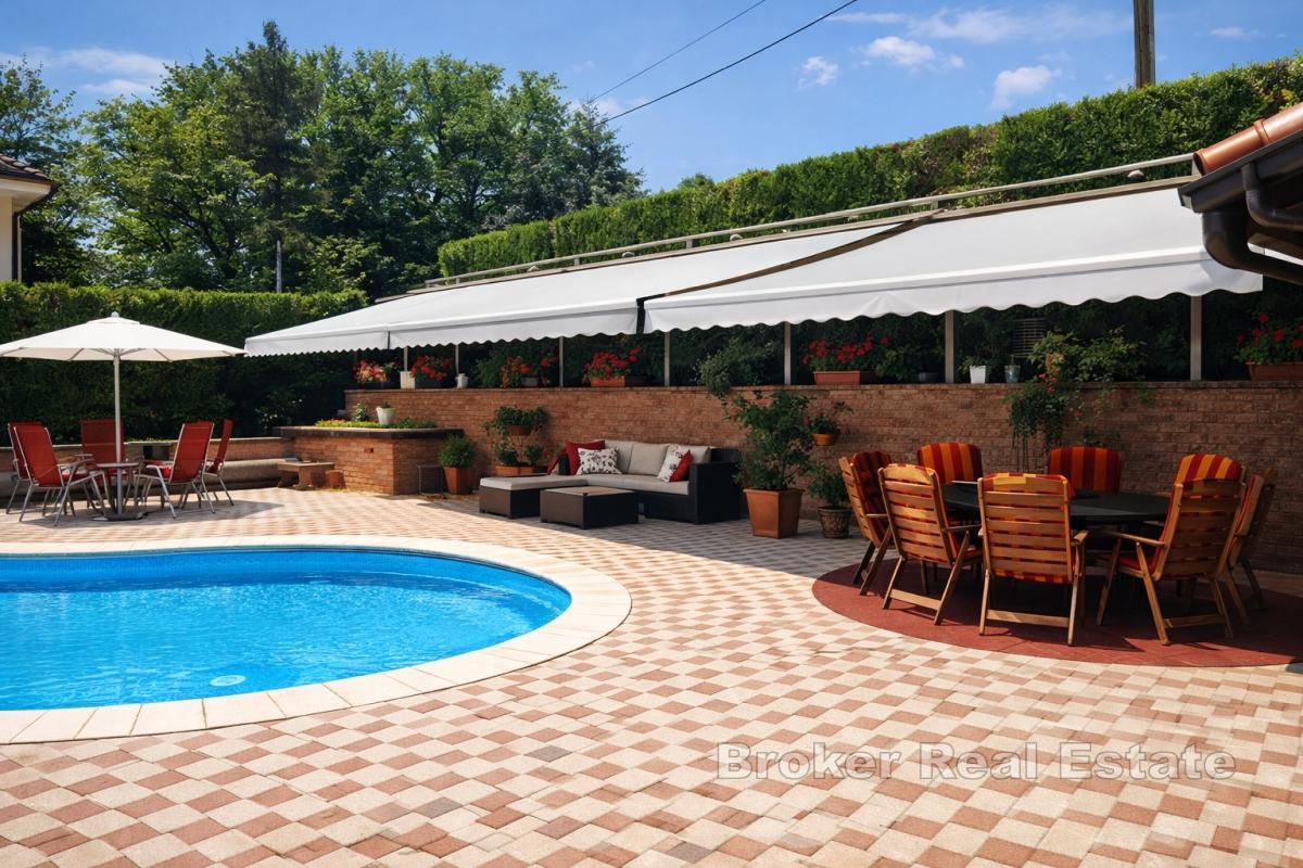 Maison familiale exclusive avec piscine et grand jardin
