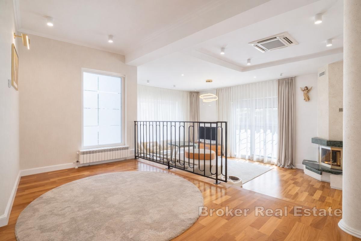 Maison familiale exclusive avec piscine et grand jardin
