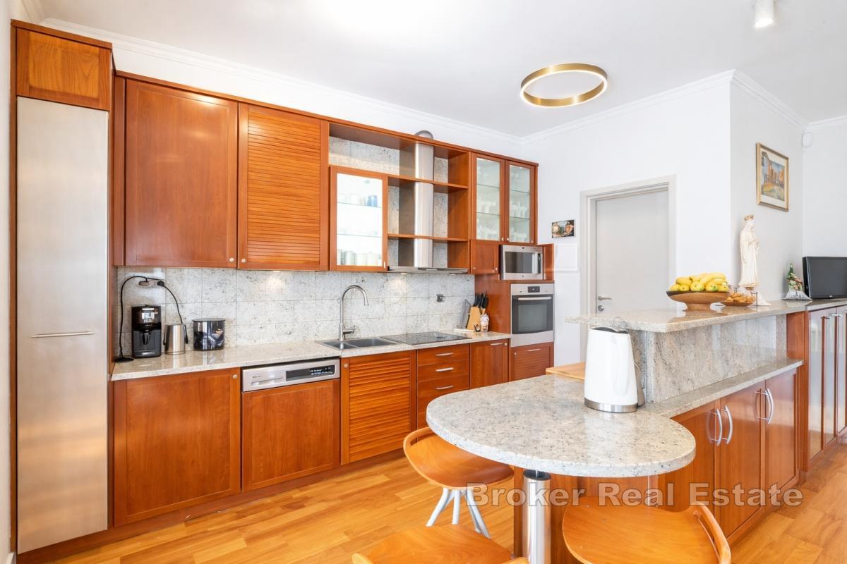 Maison familiale exclusive avec piscine et grand jardin