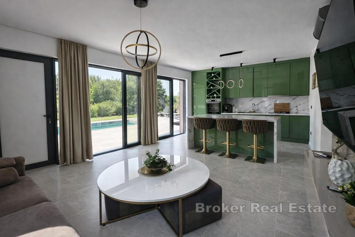 Moderní vila s bazénem a dvěma nezávislými bytovými jednotkami